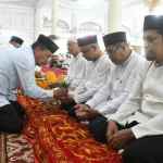 Pemko Banda Aceh, Sabtu (20/5/), melakukan peusijuek atau tepung tawar 510 Jamaah Calon Haji, sekaligus dilepas secara resmi memasuki pemondokan di Asrama Haji, untuk selanjutnya berangkat menuju ke tanah suci