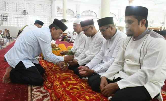 Pemko Banda Aceh, Sabtu (20/5/), melakukan peusijuek atau tepung tawar 510 Jamaah Calon Haji, sekaligus dilepas secara resmi memasuki pemondokan di Asrama Haji, untuk selanjutnya berangkat menuju ke tanah suci