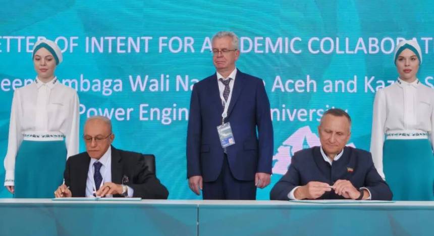 Wali Nanggroe Malik Mahmud Al Haythar dan Rektor KSPEU Edvard Abdullazyanov menandatangani surat kerja sama akademik antara di sela-sela Russia–Islamic World: Kazan Forum, di Kota Kazan, Ibukota Republik Tatarstan, 18 Mei 2023.