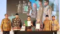 Dirut Bank Aceh Syariah Muhammad Syah bersama Direktur LPPI Retno Wahyuni Wijayanti melakukan penandatanganan Akad Kerja Sama Pendampingan Persiapan Operasional Bank Aceh menjadi bank devisa. Turut didampingi Asisten III Setda Aceh Iskandar, Kepala Perwakilan BI Provinsi Aceh Rony Widjarto P, Plt Komisaris Utama Bank Aceh Abdussamad dan Ketua Dewan Pengawas Syariah Bank Aceh Prof Dr Syahrizal Abbas