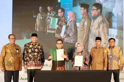 Dirut Bank Aceh Syariah Muhammad Syah bersama Direktur LPPI Retno Wahyuni Wijayanti melakukan penandatanganan Akad Kerja Sama Pendampingan Persiapan Operasional Bank Aceh menjadi bank devisa. Turut didampingi Asisten III Setda Aceh Iskandar, Kepala Perwakilan BI Provinsi Aceh Rony Widjarto P, Plt Komisaris Utama Bank Aceh Abdussamad dan Ketua Dewan Pengawas Syariah Bank Aceh Prof Dr Syahrizal Abbas