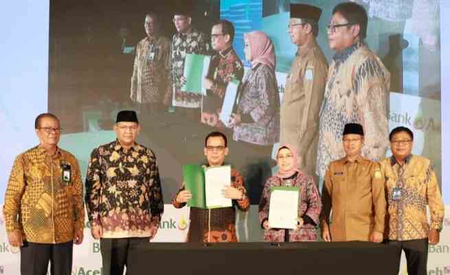 Dirut Bank Aceh Syariah Muhammad Syah bersama Direktur LPPI Retno Wahyuni Wijayanti melakukan penandatanganan Akad Kerja Sama Pendampingan Persiapan Operasional Bank Aceh menjadi bank devisa. Turut didampingi Asisten III Setda Aceh Iskandar, Kepala Perwakilan BI Provinsi Aceh Rony Widjarto P, Plt Komisaris Utama Bank Aceh Abdussamad dan Ketua Dewan Pengawas Syariah Bank Aceh Prof Dr Syahrizal Abbas