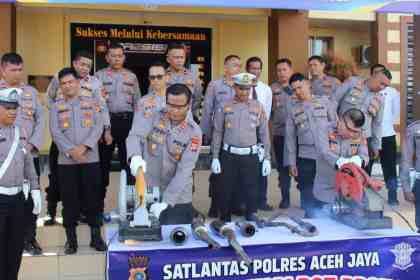 Kapolres Aceh Jaya AKBP Yudi Wiyono melakukan pemusnahan barang bukti hasil penindakan pelanggaran lalu lintas yakni berupa Knalpot Brong atau Racing, sebanyak 38 unit, Senin (22/5)