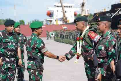 Pangdam lM Mayjen TNI Novi Helmy Prasetya menyambut kepulangan 399 prajurit Yonif RK 113/JS di Pelabuhan Krueng Geukuh, Lhokseumawe, Rabu sore (24/52023)