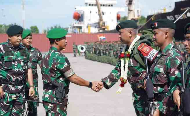 Pangdam lM Mayjen TNI Novi Helmy Prasetya menyambut kepulangan 399 prajurit Yonif RK 113/JS di Pelabuhan Krueng Geukuh, Lhokseumawe, Rabu sore (24/52023)
