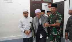 Pangdam IM Mayjen TNI Novi Helmy Prasetya bersilaturahmi ke kediaman ulama kharismatik Aceh, Tgk H Usman Ali atau Abu Kuta Krueng di kediaman Dayah Darul Munawwarah, Gampong Kuta Krueng Ulee Gle, Kecamatan Bandar Dua, Pidie Jaya, Kamis sore (25/5)