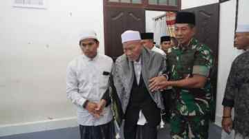 Pangdam IM Mayjen TNI Novi Helmy Prasetya bersilaturahmi ke kediaman ulama kharismatik Aceh, Tgk H Usman Ali atau Abu Kuta Krueng di kediaman Dayah Darul Munawwarah, Gampong Kuta Krueng Ulee Gle, Kecamatan Bandar Dua, Pidie Jaya, Kamis sore (25/5)