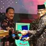 Menteri Pariwisata dan Ekonomi Kreatif Sandiaga Uno menyerahkan penghargaan kategori Keuangan Syariah kepada Plt Asisten II Bidang Perekonomian dan Pembangunan Setda Aceh Mawardi pada Anugerah Adinata Syariah 2023 di Tower BSI, Lantai 6, Jakarta Selatan, Jum'at (26/5)