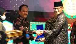 Menteri Pariwisata dan Ekonomi Kreatif Sandiaga Uno menyerahkan penghargaan kategori Keuangan Syariah kepada Plt Asisten II Bidang Perekonomian dan Pembangunan Setda Aceh Mawardi pada Anugerah Adinata Syariah 2023 di Tower BSI, Lantai 6, Jakarta Selatan, Jum'at (26/5)