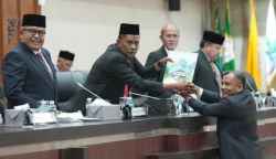 Pansus DPRA menyerahkan sejumlah rekomendasi terhadap LKPJ Gubernur Aceh Tahun 2022, Jum'at (26/5)