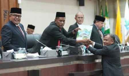 Pansus DPRA menyerahkan sejumlah rekomendasi terhadap LKPJ Gubernur Aceh Tahun 2022, Jum'at (26/5)