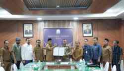 Asisten III Setda Aceh Dr Iskandar AP menyerahkan SK penetapan Aceh Timur sebagai tuan rumah Popda Aceh 2024 kepada Ketua DPRK Aceh Timur Fattah Fikri di ruang Rapat Sekda Aceh, Senin (29/5)