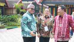Sekda Aceh Bustami Hamzah bersama Dirjen Polpum Kemendagri Bahtiar serta perwakilan Duta Besar Negara Sahabat, mengunjungi Anjungan Aceh usai pembukaan acara Indonesia Maju Expo dan Forum 2023 di Taman Mini Indonesia Indah Jakarta, Kamis (1/6)