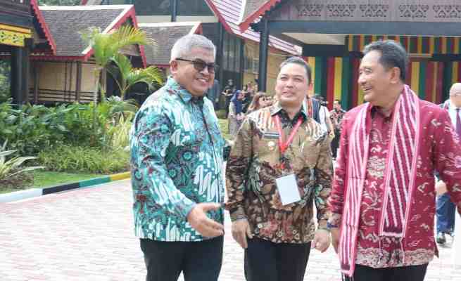 Sekda Aceh Bustami Hamzah bersama Dirjen Polpum Kemendagri Bahtiar serta perwakilan Duta Besar Negara Sahabat, mengunjungi Anjungan Aceh usai pembukaan acara Indonesia Maju Expo dan Forum 2023 di Taman Mini Indonesia Indah Jakarta, Kamis (1/6)