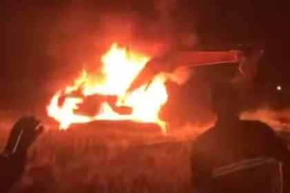 Satu unit alat berat jenis excavator (Beko) terbakar di tengah sawah, Gampong Geulanggang, Kecamatan Ulim, Pidie Jaya, pada Jum'at malam (2/6)