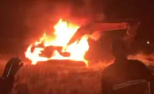 Satu unit alat berat jenis excavator (Beko) terbakar di tengah sawah, Gampong Geulanggang, Kecamatan Ulim, Pidie Jaya, pada Jum'at malam (2/6)