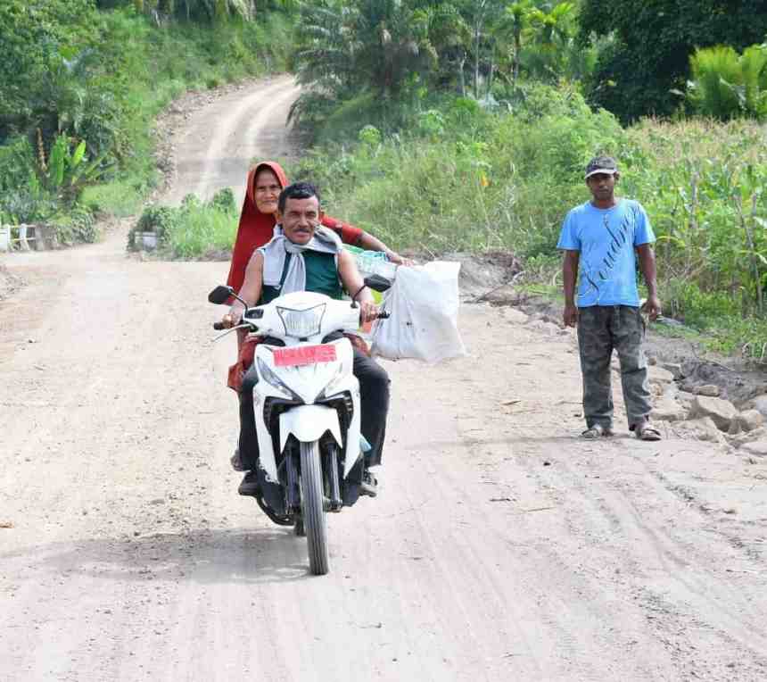 Pengerasan jalan oleh Satgas TNI Manunggal Membangun Desa (TMMD) ke-116 Kodim 0111/Bireuen di Desa Salah Sirong Jaya Kecamatan Jeumpa, pedalaman Kabupaten Bireuen