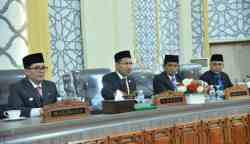 Ketua DPRK Banda Aceh Farid Nyak Umar saat membuka Rapat Paripurna Penyampaian dan Penyerahan Rancangan Qanun Pertanggungjawaban APBK Banda Aceh Tahun 2022, Rabu (7/6)