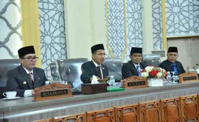 Ketua DPRK Banda Aceh Farid Nyak Umar saat membuka Rapat Paripurna Penyampaian dan Penyerahan Rancangan Qanun Pertanggungjawaban APBK Banda Aceh Tahun 2022, Rabu (7/6)