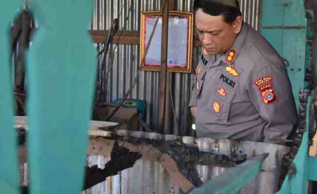 Kapolres Bireuen AKBP Mike Hardy Wirapaja berada di lokasi terbakarnya Balai Pengajian milik Muhammadiyah di Desa Sangso Kecamatan Samalanga