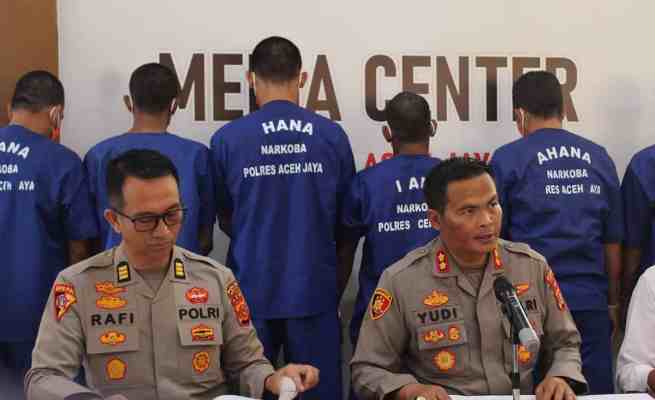 Kapolres Aceh Jaya AKBP Yudi Wiyono didampingi Kabag Ops AKP Rafi Darmawan dan Kasat Resnarkoba AKP Darli saat konferensi pers, Jum'at (9/6), terkait penangkapan 8 tersangka kasus narkotika