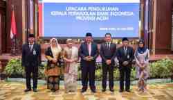 Gubernur BI Perry Warjiyo dan Pj Gubernur Aceh Achmad Marzuki, foto bersama usai pengukuhan dan serahterima jabatan Kepala Perwakilan BI Provinsi Aceh dari Achris Sarwani kepada Rony Widijarto Purubaskoro, di Anjong Mon Mata Banda Aceh, Senin (12/6)
