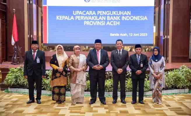 Gubernur BI Perry Warjiyo dan Pj Gubernur Aceh Achmad Marzuki, foto bersama usai pengukuhan dan serahterima jabatan Kepala Perwakilan BI Provinsi Aceh dari Achris Sarwani kepada Rony Widijarto Purubaskoro, di Anjong Mon Mata Banda Aceh, Senin (12/6)