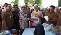 Pj Bupati Aceh Besar Muhammad Iswanto didampingi Forkopimda dan Kepala OPD Aceh Besar menyerahkan secara simbolis belanja pasar murah kepada masyarakat pada kegiatan pasar murah berkerjasama dengan Perum Bulog Aceh di halaman Masjid Abu Indrapuri, Aceh Besar, Senin (12/6)