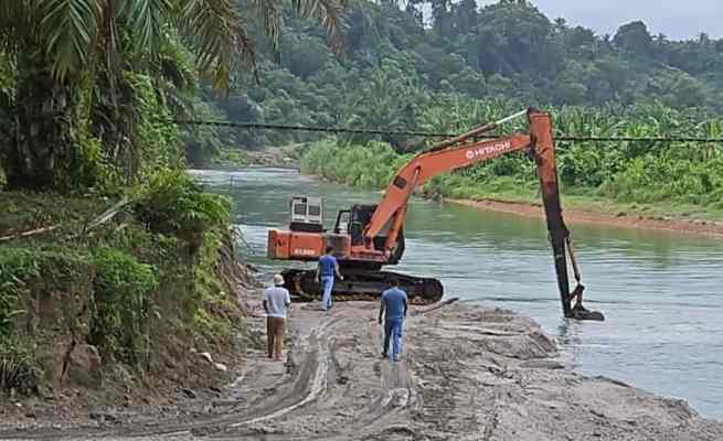Personel Unit IV Subdit Tipidter Ditreskrimsus Polda Aceh menghentikan aktivitas tambang ilegal jenis galian C di aliran sungai Lae Kombih, Desa Pegayo, Kecamatan Simpang Kiri, Subulussalam