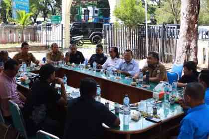 Pj Bupati Aceh Besar Muhammad Iswanto mengajak wartawan menjaga citra positif, saat bertandang ke Kantor PWI Aceh Besar di Kota Jantho, Selasa (13/6)