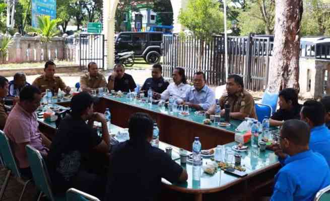 Pj Bupati Aceh Besar Muhammad Iswanto mengajak wartawan menjaga citra positif, saat bertandang ke Kantor PWI Aceh Besar di Kota Jantho, Selasa (13/6)