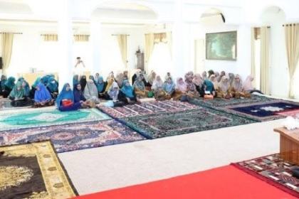 Tgk H Masrul Aidi Lc mengisi pengajian rutin yang dilaksanakan pengurus TP-PKK Kabupaten Aceh Besar di Meuligoe Bupati, Kota Jantho, Selasa siang (13/6)