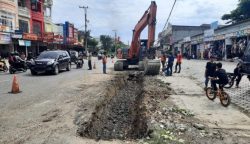 Pelebaran Jalan Hasan Saleh di Gampong Neusu Aceh-Neusu Jaya saat ini mulai dikerjakan oleh Pemerintah Kota Banda Aceh dengan anggaran APBN Rp 10 miliar