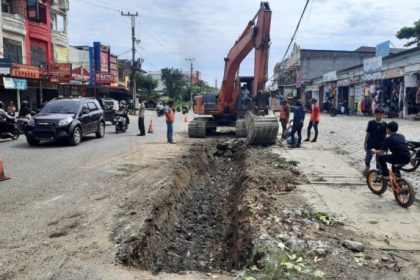 Pelebaran Jalan Hasan Saleh di Gampong Neusu Aceh-Neusu Jaya saat ini mulai dikerjakan oleh Pemerintah Kota Banda Aceh dengan anggaran APBN Rp 10 miliar