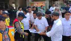 Kadis PUPR Banda Aceh didampingi Asisten II Pemko Jalaludin menjelaskan rencana pengembangan Simpang 7 Ulee Kareng kepada Anggota Komisi V DPR RI asal Aceh Irmawan dan Kepala Balai Pelaksana Jalan Nasional Aceh Heru Sudiatmanto beberapa waktu lalu