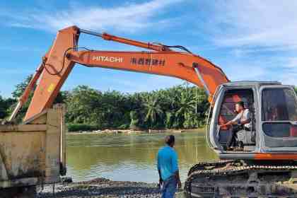 Tim Unit III Subdit IV Tipidter Ditreskrimsus Polda Aceh menghentikan aktivitas tambang ilegal jenis galian C di Sungai Meureubo, Kecamatan Kaway XVI, Aceh Barat