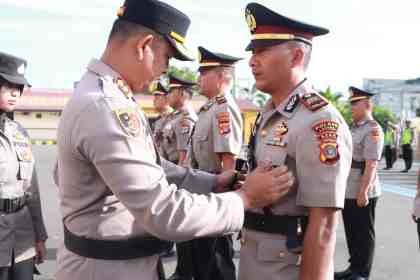 Kapolres Lhokseumawe AKBP Henki Ismanto memimpin serah terima jabatan Kasat Lantas, Kasat Samapta dan enam Kapolsek, di lapangan apel Satya Haprabu Polres Lhokseumawe, Rabu pagi (14/5)