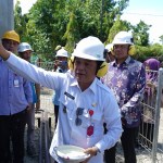 Pj Bupati Simeulue Ahmadliyah didampingi GM PLN UID Aceh Parulian Noviandri pada acara peusijuek mesin yang dilaksanakan di PLTD Kampung Aie Kecamatan Simeulue Tengah, Rabu (21/6)