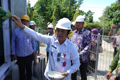 Pj Bupati Simeulue Ahmadliyah didampingi GM PLN UID Aceh Parulian Noviandri pada acara peusijuek mesin yang dilaksanakan di PLTD Kampung Aie Kecamatan Simeulue Tengah, Rabu (21/6)