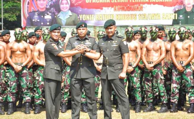 Bireuen -- Komandan Brigade Infanteri (Danbrigif) 25/Siwah Kolonel Inf Taufik Rizal memimpin upacara serah terima jabatan Danyonif Raider Khusus 113/Jaya Sakti (JS) yang dilaksanakan di lapangan hijau Mayonif RK 113/JS, Bireuen, Rabu (21/6/2023). Jabatan Danyonif RK 113/JS diserahterimakan dari Letkol Inf Sapto Broto kepada pejabat baru Mayor Inf Dobby Noviyanto S. Mayor Inf Dobby Noviyanto S sebelumnya menjabat Kepala Seksi Perencanaan (Kasi Ren) Korem 011/Lilawangsa. Dalam sambutannya, Danbrigif 25/Siwah Kolonel Inf Taufik Rizal mengatakan, pergantian jabatan merupakan penyegaran baru bagi satuan dalam rangka pembinaan personel maupun pembinaan Karier dan pembinaan satuan yang bertujuan untuk meningkatkan kualitas kinerja dan produktivitas satuan serta pengembangan karier Perwira yang bersangkutan. Danbrigif 25/Siwah juga mengucapkan terima kasih kepada Letkol Inf Sapro Broto atas dedikasi dan pengabdian selama menjabat dan mengarahkan seluruh prajurit Yonif RK 113/JS. Batalyon Infanteri Raider Khusus 113/Jaya Sakti (atau Yonif RK 113/Jaya Sakti) adalah batalyon infanteri berkualifikasi Raider Khusus di bawah Brigif 25/Siwah. Sebelumnya dibawah kendali (Korem 011/Lilawangsa). Yonif Raider 113/Jaya Sakti bermarkas di Jln. Bireuen-Takengon Km 7, Kecamatan Juli, Kabupaten Bireuen. (IA)