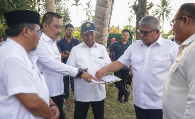 Sekda Aceh Bustami Hamzah bersama Asisten Deputi III/V Kamtibmas Kemenko Polhukam RI Brigjen Pol Bambang Pristiwanto dan Pj Bupati Pidie Wahyudi Adisiswanto, meninjau persiapan kunjungan kerja Presiden Jokowi di lokasi area Rumoh Geudong, Kamis (22/6)