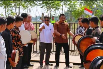 Pj Bupati Pidie Wahyudi Adisiswanto saat meninjau persiapan menyambut kedatangan Presiden Joko Widodo di Rumoh Geudong, Senin (26/6)