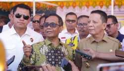 Menko Polhukam Mahfud MD didampingi Pj Gubernur Aceh Achmad Marzuki meninjau lokasi peluncuran program pelaksanaan rekomendasi penyelesaian Non Yudisial Pelanggaran HAM Berat di Rumoh Geudong, Gampong Bilie Aron, Kecamatan Glumpang Tiga, Pidie, Senin (26/6)