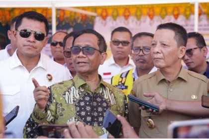Menko Polhukam Mahfud MD didampingi Pj Gubernur Aceh Achmad Marzuki meninjau lokasi peluncuran program pelaksanaan rekomendasi penyelesaian Non Yudisial Pelanggaran HAM Berat di Rumoh Geudong, Gampong Bilie Aron, Kecamatan Glumpang Tiga, Pidie, Senin (26/6)