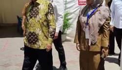 Menko Polhukam Mahfud MD (berbaju batik) saat mengunjungi lokasi kick off Pelaksanaan Rekomendasi Penyelesaian Non Yudisial Pelanggaran HAM masa lalu di Rumoh Geudong. Pidie, Selasa (26/6)