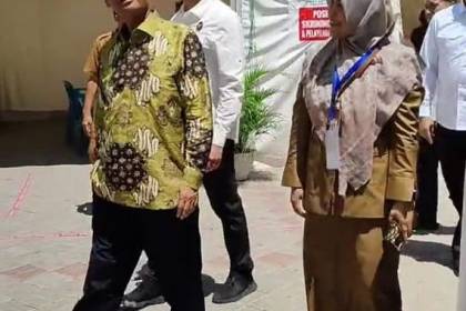 Menko Polhukam Mahfud MD (berbaju batik) saat mengunjungi lokasi kick off Pelaksanaan Rekomendasi Penyelesaian Non Yudisial Pelanggaran HAM masa lalu di Rumoh Geudong. Pidie, Selasa (26/6)