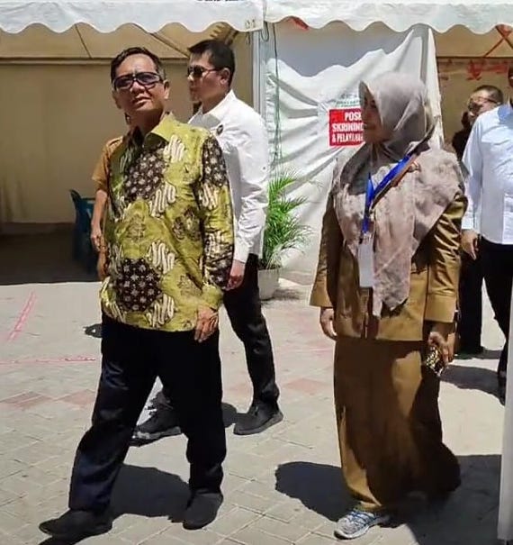 Menko Polhukam Mahfud MD (berbaju batik) saat mengunjungi lokasi kick off Pelaksanaan Rekomendasi Penyelesaian Non Yudisial Pelanggaran HAM masa lalu di Rumoh Geudong. Pidie, Selasa (26/6) | INFOACEH.net Menko Polhukam Mahfud MD (berbaju batik) saat mengunjungi lokasi kick off Pelaksanaan Rekomendasi Penyelesaian Non Yudisial Pelanggaran HAM masa lalu di Rumoh Geudong. Pidie, Selasa (26/6)
