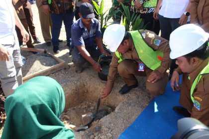 Pj Bupati Aceh Jaya Nurdin melakukan peletakan batu pertama pembangunan Pabrik Kelapa Sawit di Kecamatan Darul Hikmah, Selasa (26/6)