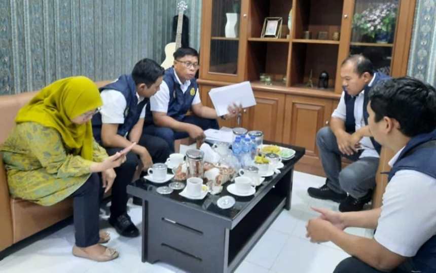 Penyidik Subdit II Tipid Fismondev Ditreskrimsus Polda Aceh menyita dokumen pembiayaan nasabah atas nama AF (37) pada BSI Kantor Cabang Sigli, lantaran salah satu oknum pegawai bank tersebut diduga memfasilitasi pembiayaan nasabah menggunakan data palsu | INFOACEH.net Penyidik Subdit II Tipid Fismondev Ditreskrimsus Polda Aceh menyita dokumen pembiayaan nasabah atas nama AF (37) pada BSI Kantor Cabang Sigli, lantaran salah satu oknum pegawai bank tersebut diduga memfasilitasi pembiayaan nasabah menggunakan data palsu