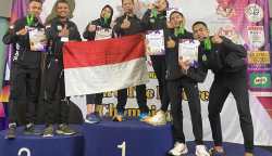 Foto bersama atlet dan pelatih Tim Karate Aceh usai pengalungan medali pada Kejuaraan Internasional Milo Open Championship Malaysia 2023
